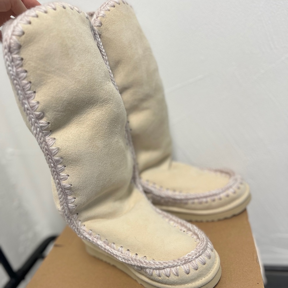 Tall moccasin white suede MOU boots size 37 with shearling fur
